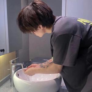 顾晨ing头像