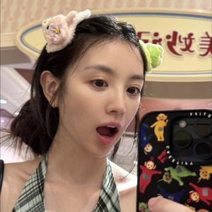 薇😍翊头像