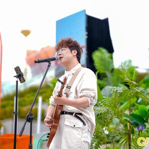 弹吉他的李百威头像
