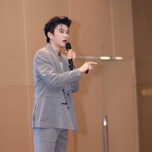 阿昱老师讲AI头像