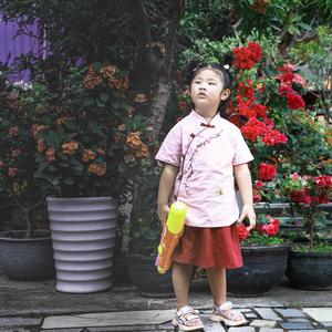 行走积石头像