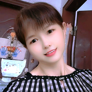 肆月头像