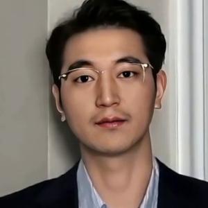 江上轻快行舟的舵手头像