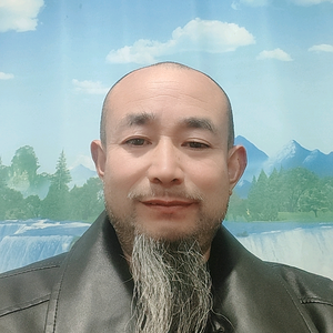 胡子哥晚八点头像