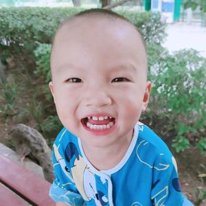 恩恩少颗牙头像