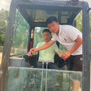 余师傅教挖机头像