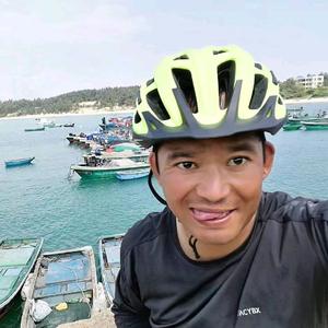 骑行的体育老师在路上 头像