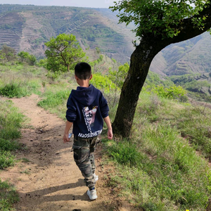 山路上的骑行者头像