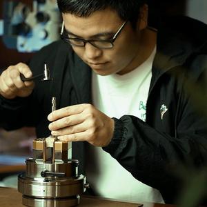 郑时茂雕金头像