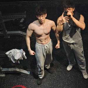 练不大的小白奶爸增肌版头像