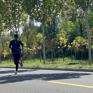 李拜天爱跑步头像