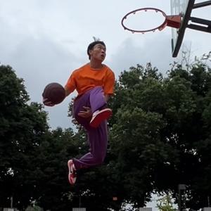 练扣篮的邓老师头像