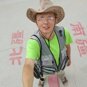 游走在青山绿水中头像