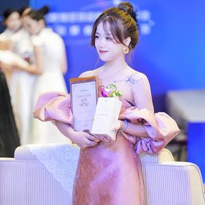 泉泉子头像